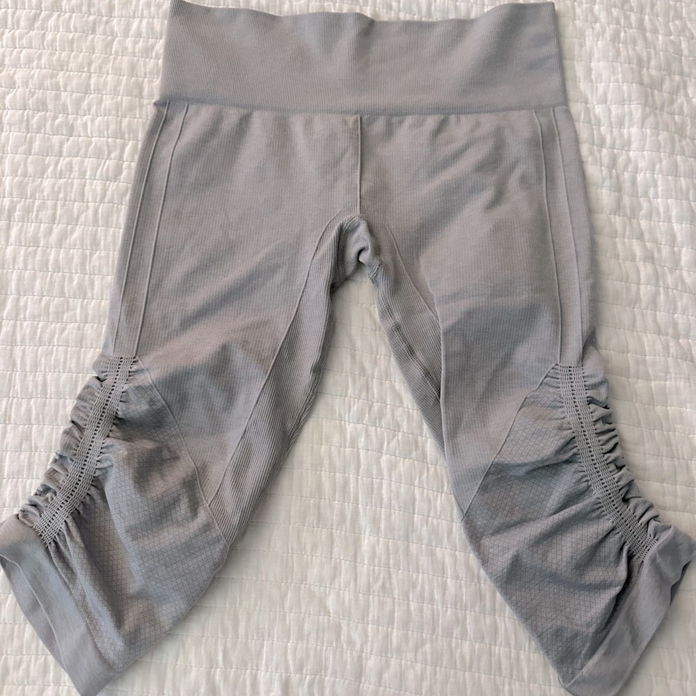 LULULEMON IN THE FLOW CROP PANT HEATHERED LIGHT GRAY YOGA PILATES SPIN size 8